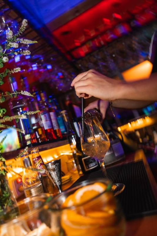Cocktail wird an der Bar zubereitet