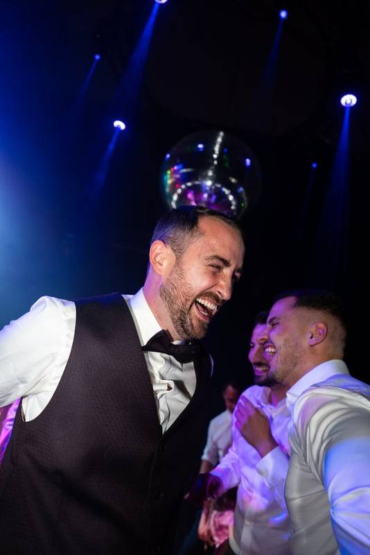 Zwei G&auml;ste lachen unter der Discokugel