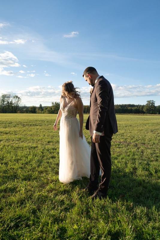 Brautpaar beim First Look im Feld
