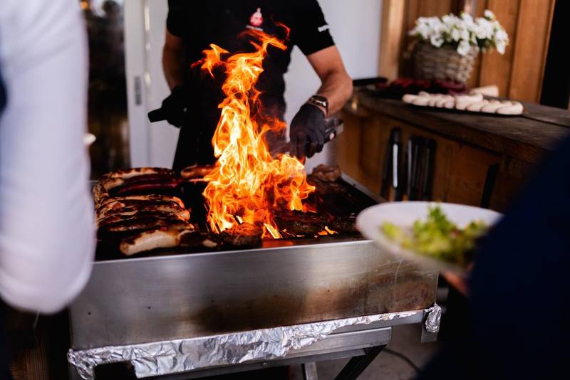 Flammen schlagen &uuml;ber dem Grill auf