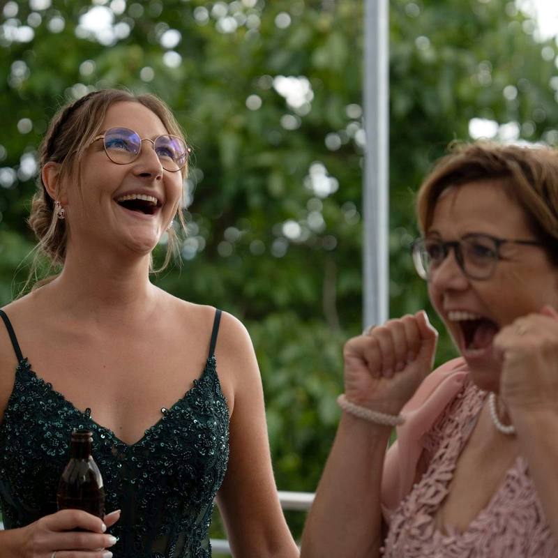 Zwei G&auml;ste lachen beim Ap&eacute;ro