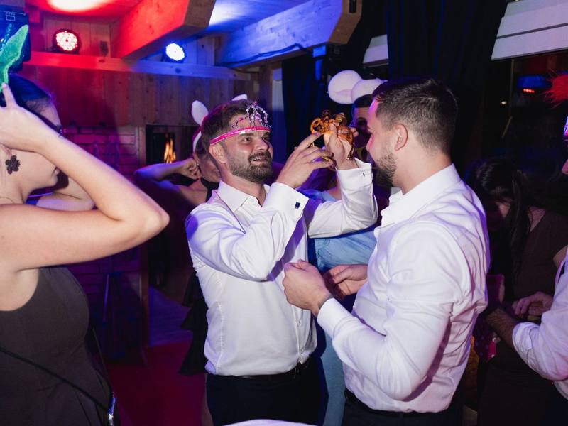G&auml;ste mit Masken auf der Tanzfl&auml;che