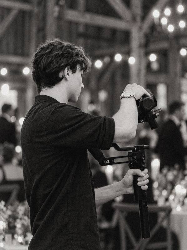 Sandro filmt mit dem Gimbal während einer Hochzeitsfeier