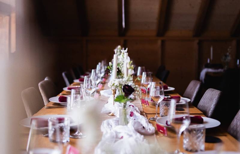 Gedeckte Hochzeitstafel in der Scheune