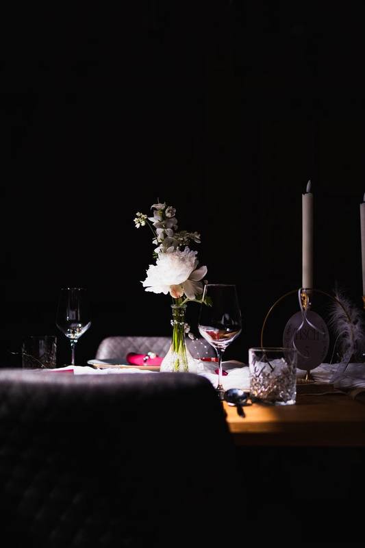 Tischdekoration im Kerzenlicht