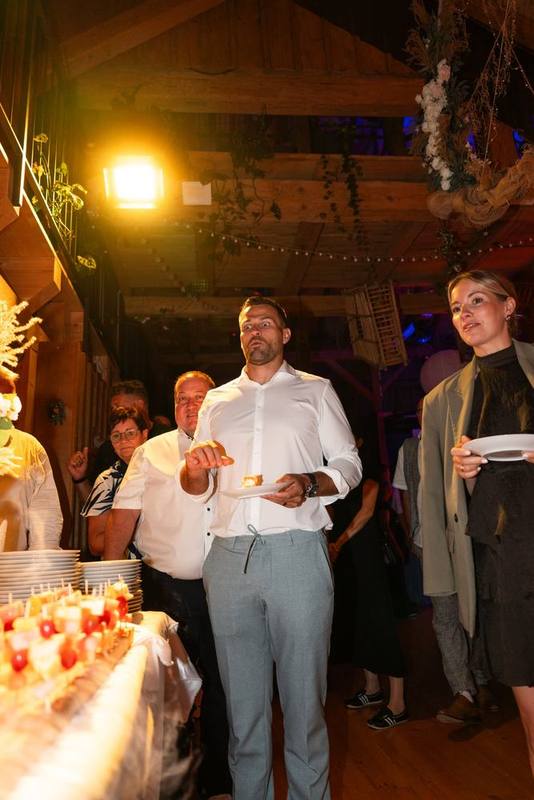 Gast mit einem St&uuml;ck Hochzeitstorte